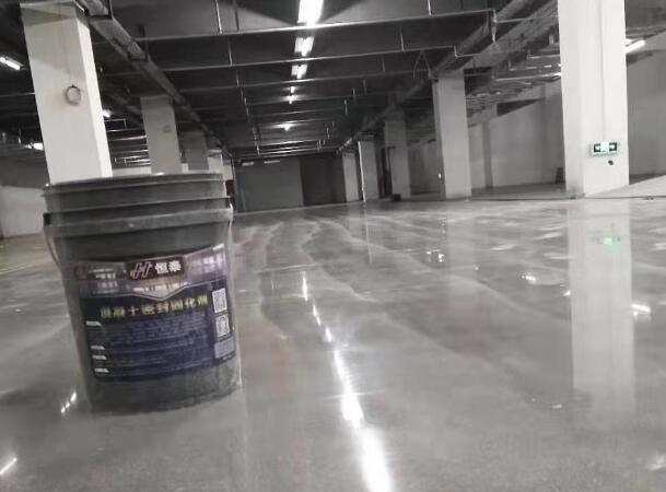 做固化地坪施工需要多少钱？从哪些方面决定？
