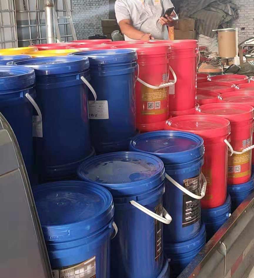 一吨粉剂、一吨钠基混凝土固化剂装车发往新疆