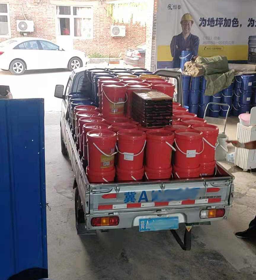 一吨粉剂、一吨钠基混凝土固化剂装车发往新疆