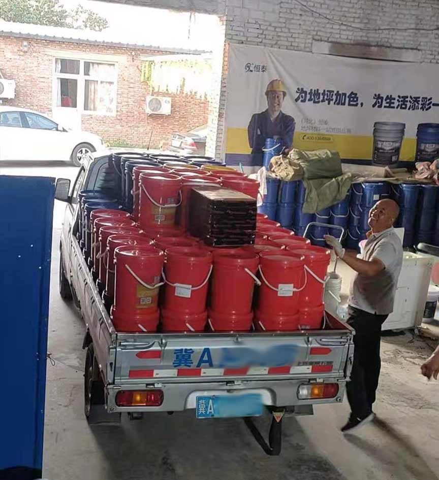 一吨粉剂、一吨钠基混凝土固化剂装车发往新疆