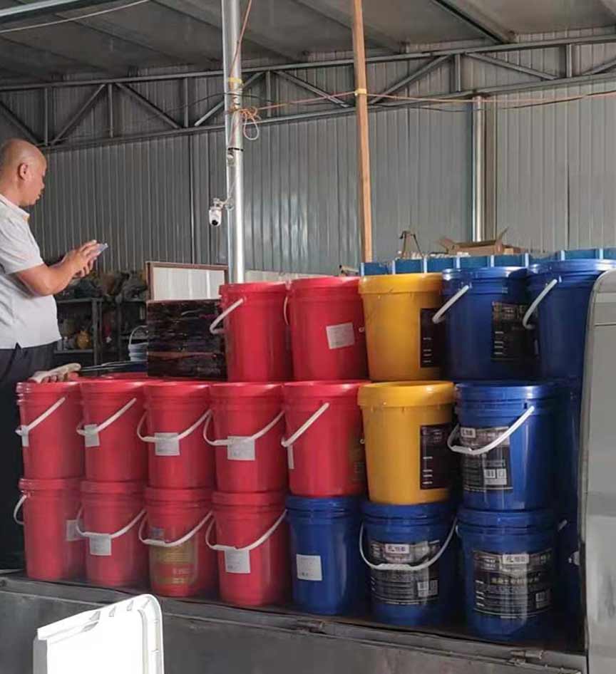 一吨粉剂、一吨钠基混凝土固化剂装车发往新疆